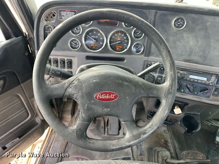 image for item DT6570 2013 Peterbilt 388 semi truck