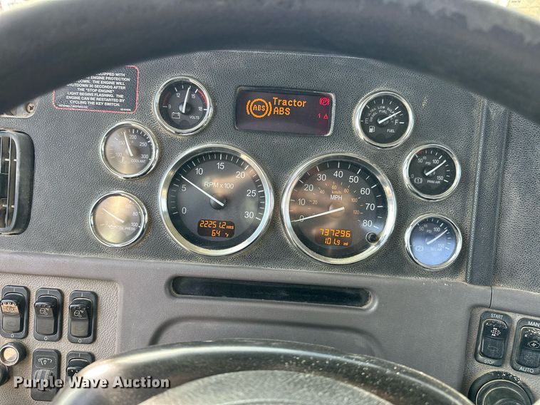 image for item DT6570 2013 Peterbilt 388 semi truck