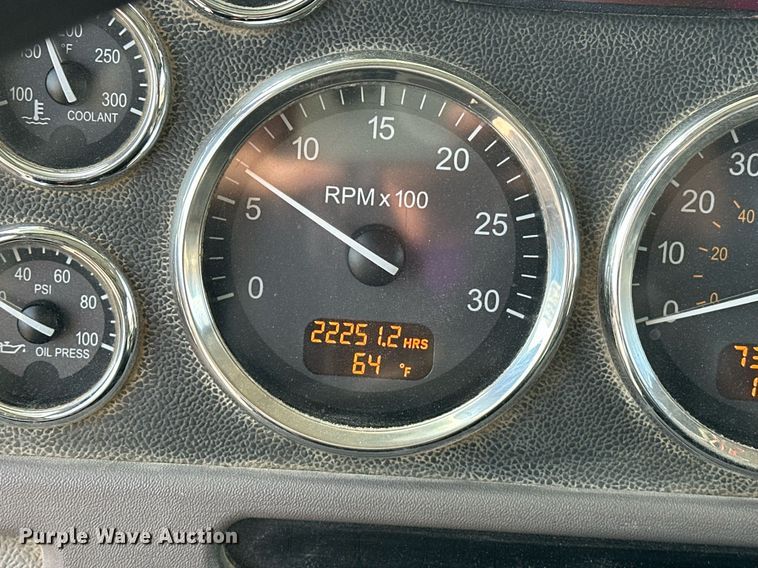 image for item DT6570 2013 Peterbilt 388 semi truck