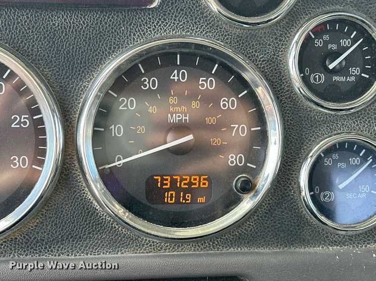 image for item DT6570 2013 Peterbilt 388 semi truck