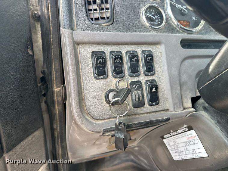 image for item DT6570 2013 Peterbilt 388 semi truck