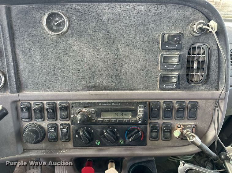 image for item DT6570 2013 Peterbilt 388 semi truck