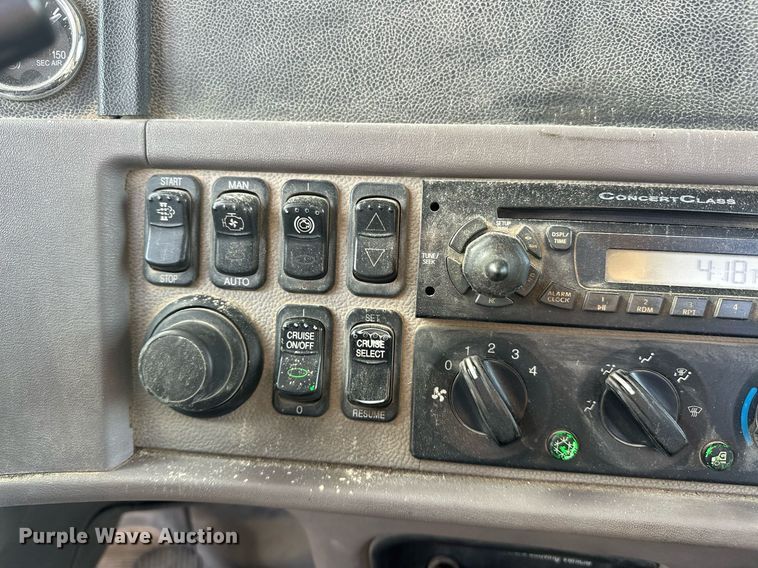 image for item DT6570 2013 Peterbilt 388 semi truck