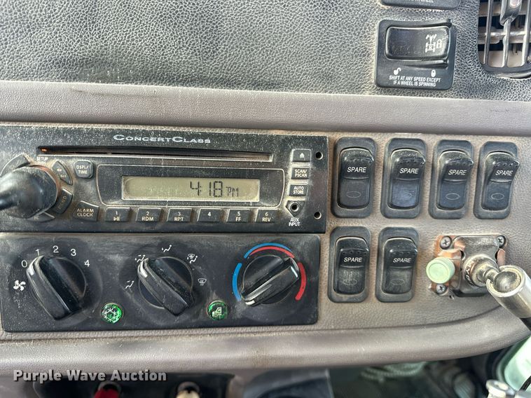 image for item DT6570 2013 Peterbilt 388 semi truck