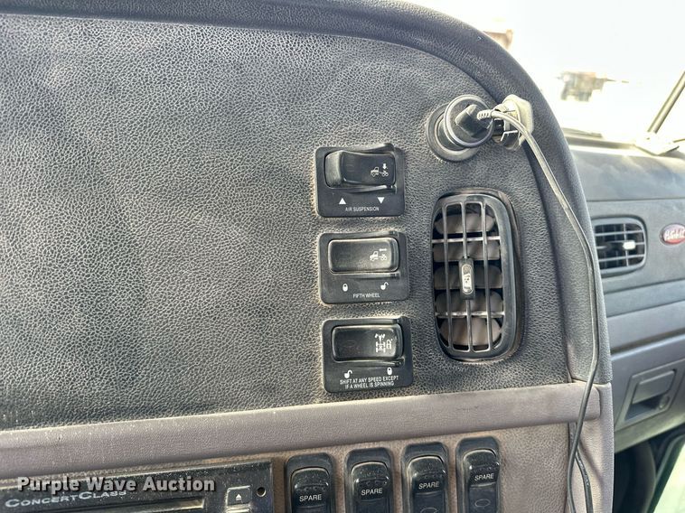 image for item DT6570 2013 Peterbilt 388 semi truck