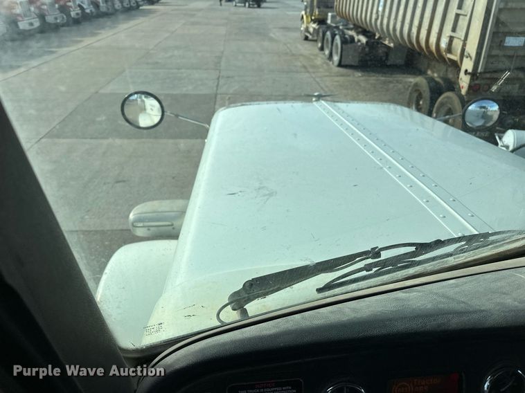 image for item DT6570 2013 Peterbilt 388 semi truck