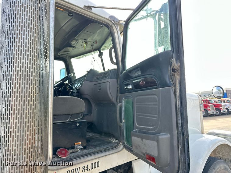 image for item DT6570 2013 Peterbilt 388 semi truck