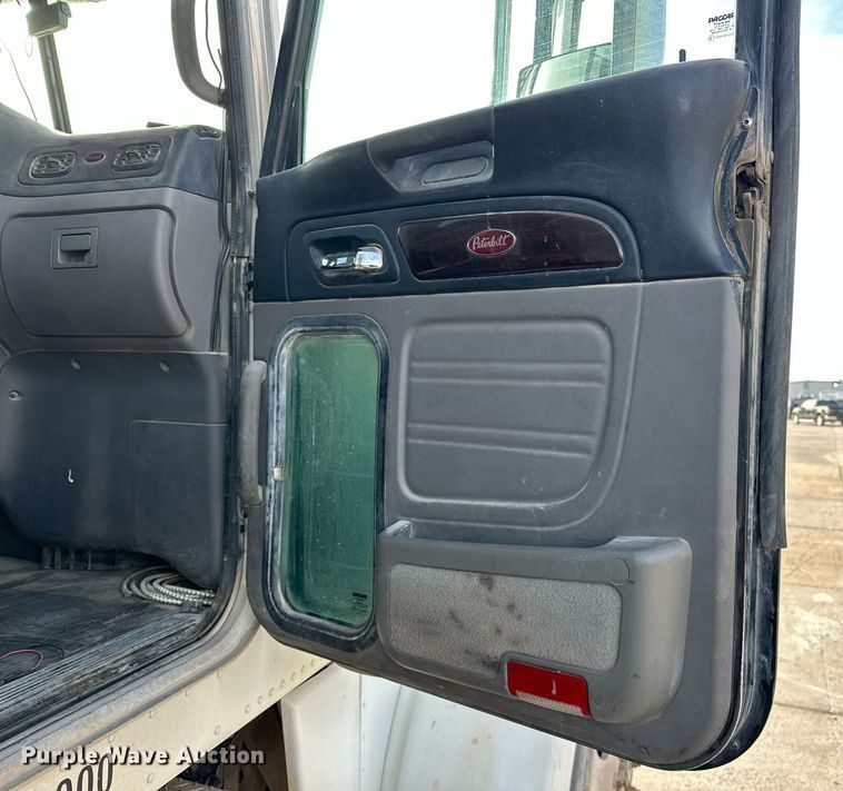 image for item DT6570 2013 Peterbilt 388 semi truck