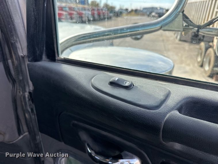 image for item DT6570 2013 Peterbilt 388 semi truck