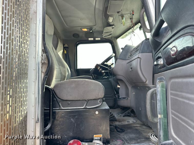 image for item DT6570 2013 Peterbilt 388 semi truck