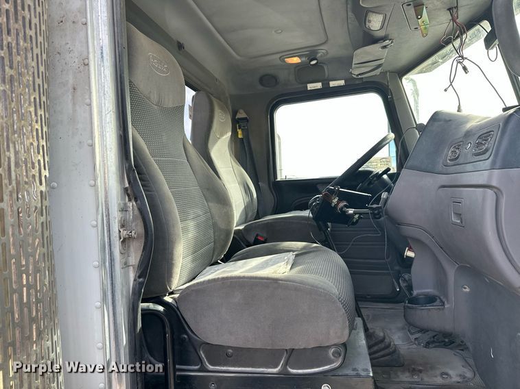 image for item DT6570 2013 Peterbilt 388 semi truck