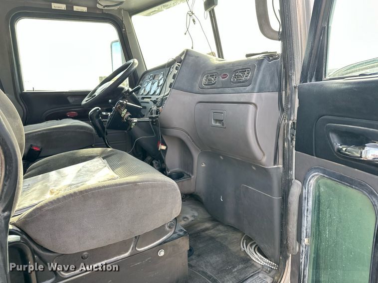 image for item DT6570 2013 Peterbilt 388 semi truck