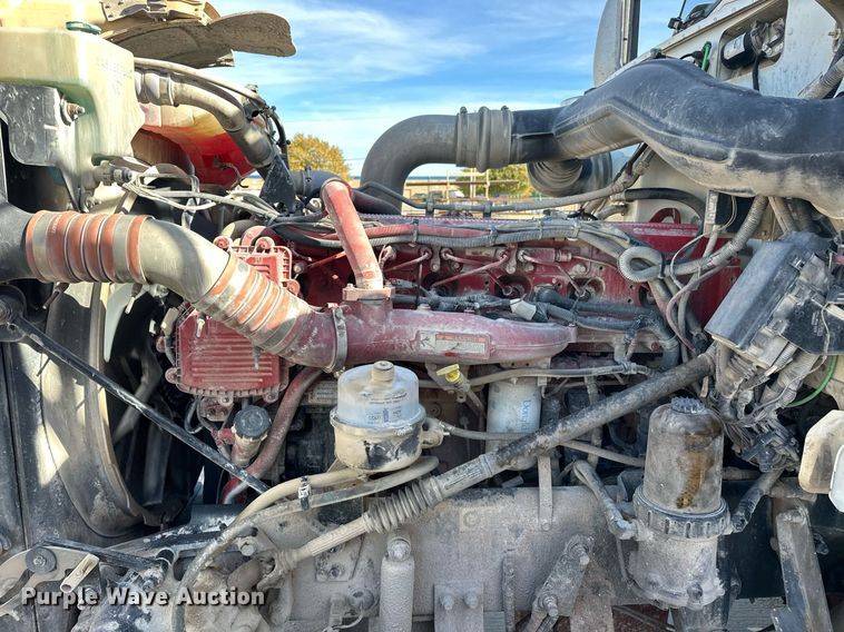 image for item DT6570 2013 Peterbilt 388 semi truck