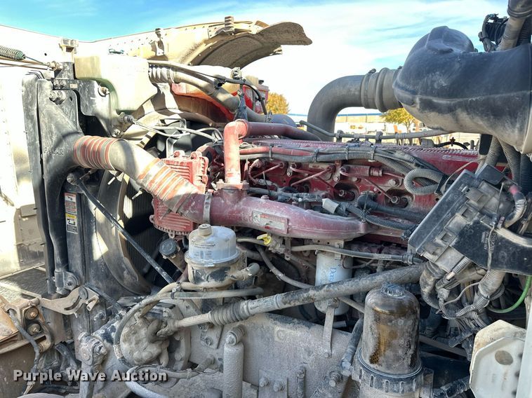 image for item DT6570 2013 Peterbilt 388 semi truck