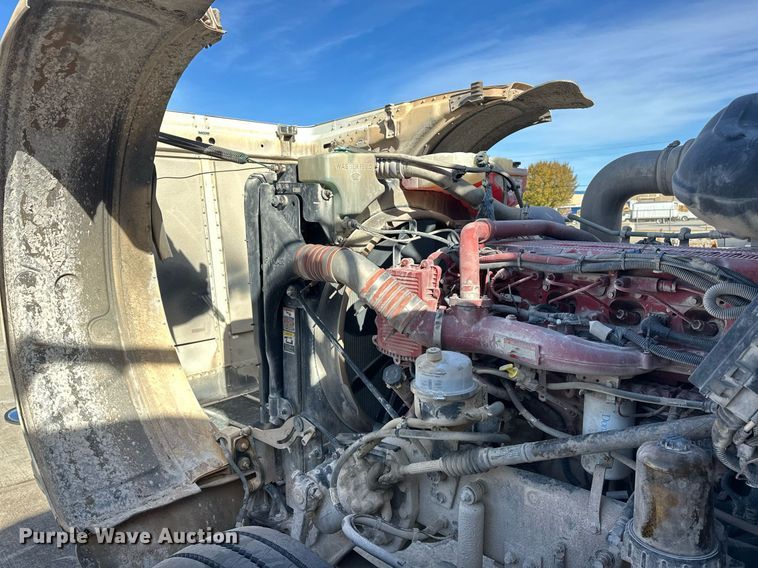 image for item DT6570 2013 Peterbilt 388 semi truck