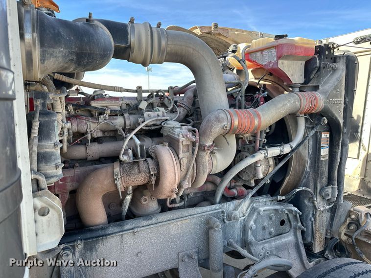 image for item DT6570 2013 Peterbilt 388 semi truck