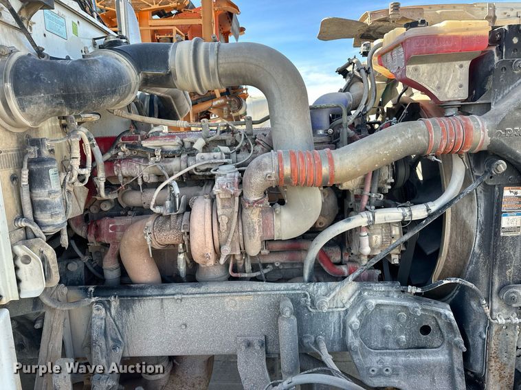 image for item DT6570 2013 Peterbilt 388 semi truck