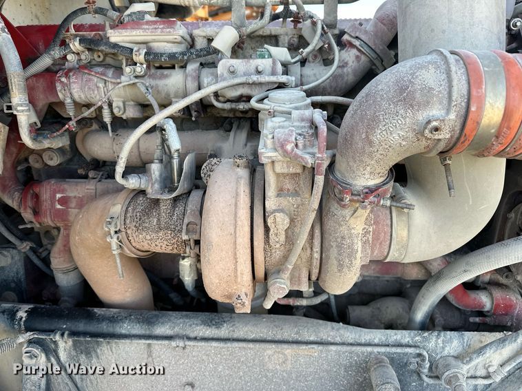 image for item DT6570 2013 Peterbilt 388 semi truck