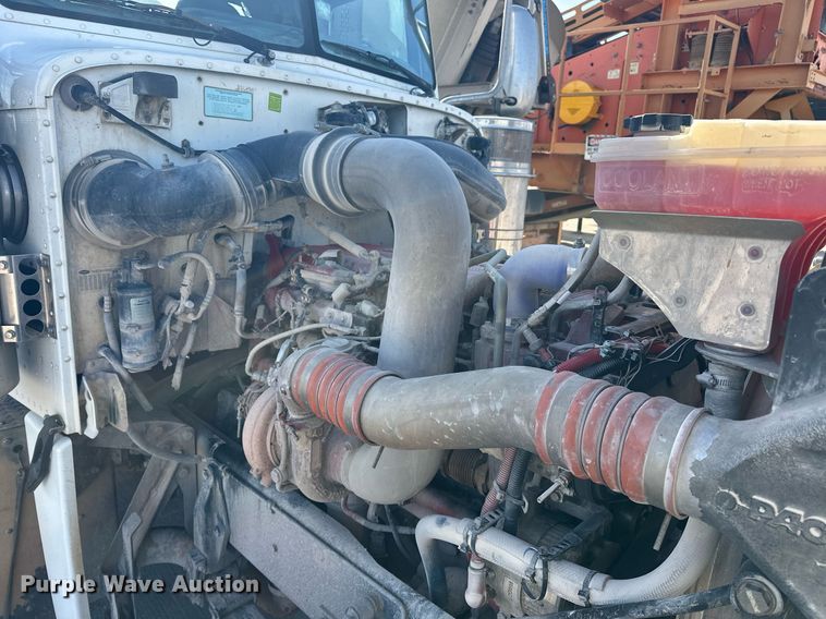 image for item DT6570 2013 Peterbilt 388 semi truck