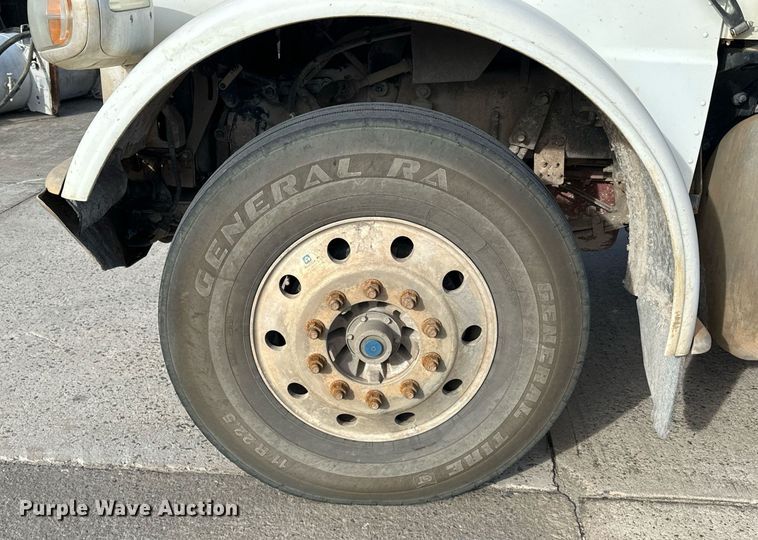 image for item DT6570 2013 Peterbilt 388 semi truck