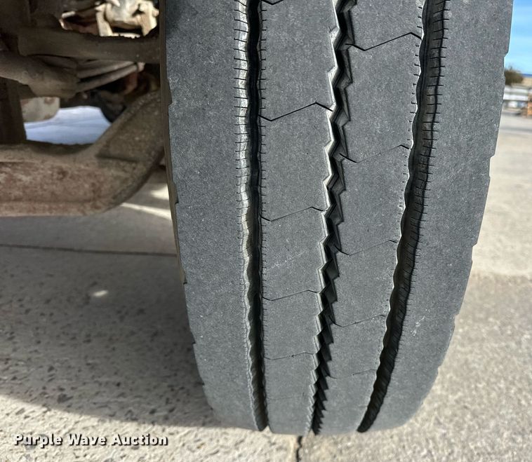 image for item DT6570 2013 Peterbilt 388 semi truck