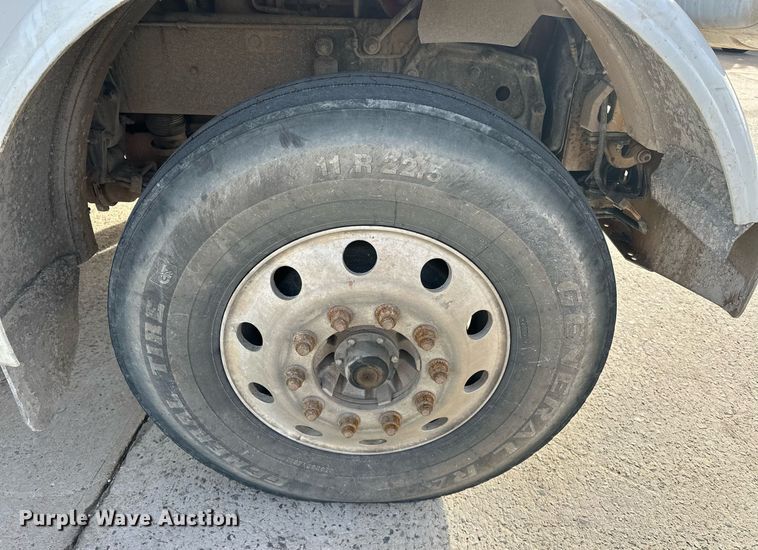 image for item DT6570 2013 Peterbilt 388 semi truck