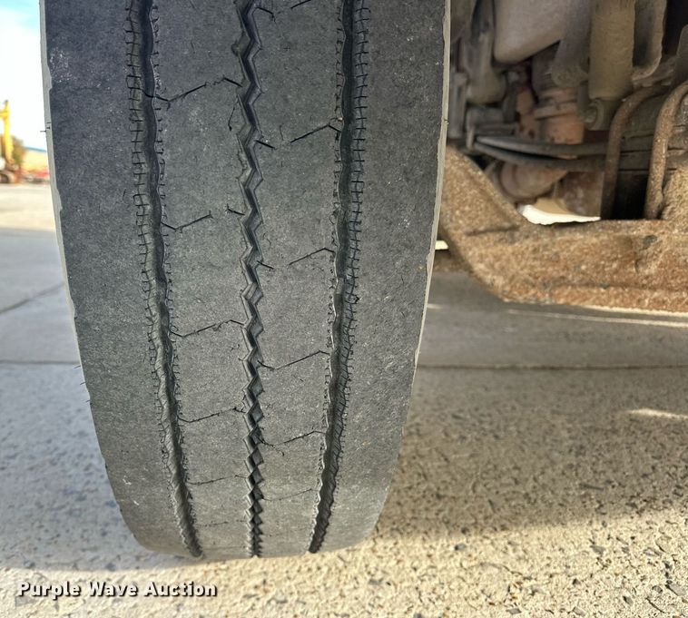 image for item DT6570 2013 Peterbilt 388 semi truck