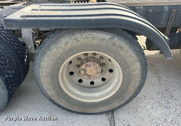 image for item DT6570 2013 Peterbilt 388 semi truck