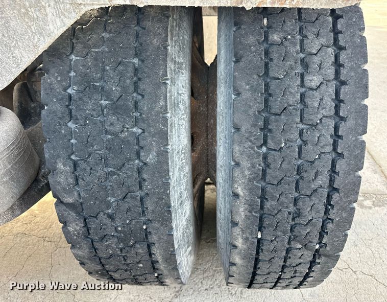 image for item DT6570 2013 Peterbilt 388 semi truck