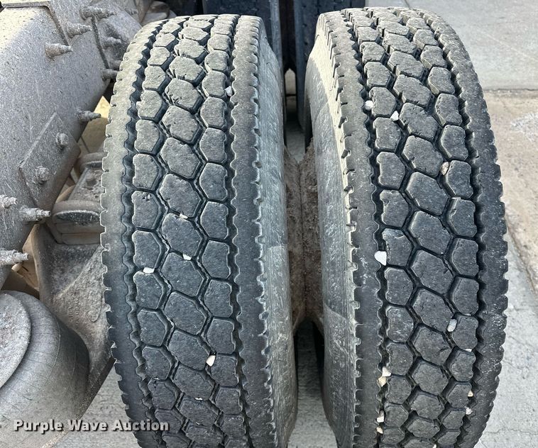 image for item DT6570 2013 Peterbilt 388 semi truck