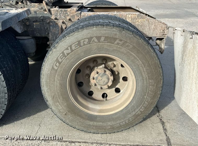 image for item DT6570 2013 Peterbilt 388 semi truck