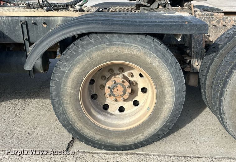 image for item DT6570 2013 Peterbilt 388 semi truck