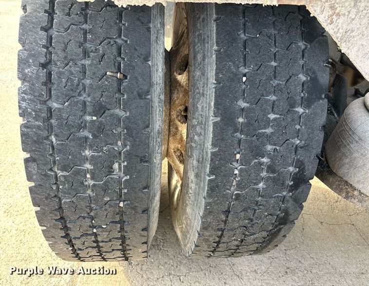 image for item DT6570 2013 Peterbilt 388 semi truck