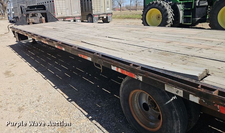 image for item DT7642 2004 Diamond C Trailers Fleetreck equipment trailer