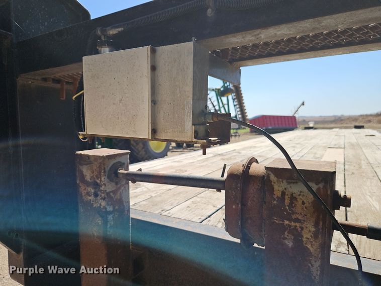 image for item DT7642 2004 Diamond C Trailers Fleetreck equipment trailer