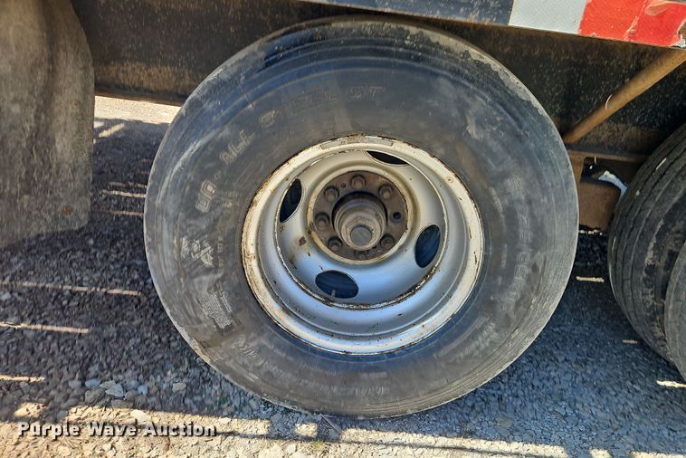 image for item DT7642 2004 Diamond C Trailers Fleetreck equipment trailer