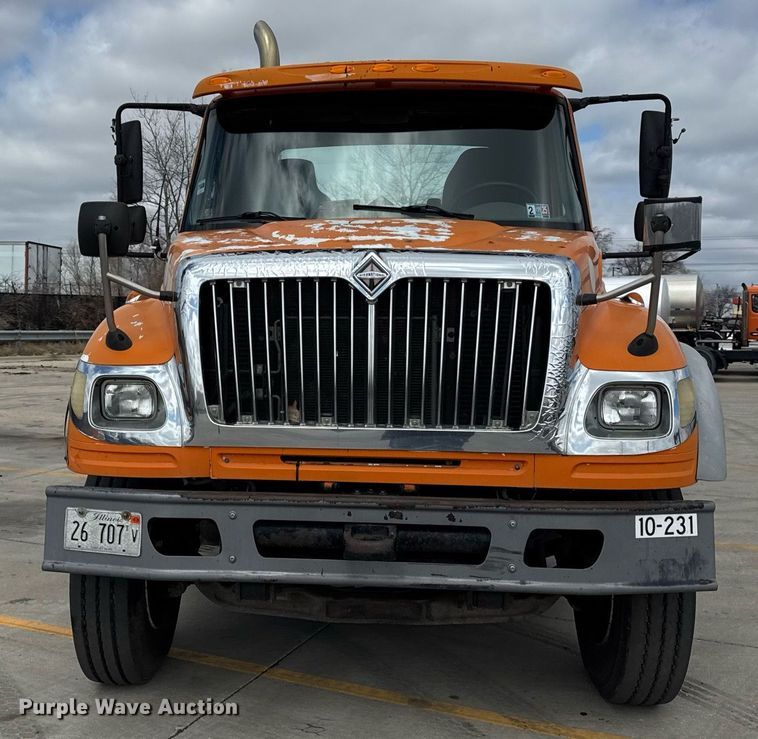 image for item DU3416 2005 International 7600 semi truck