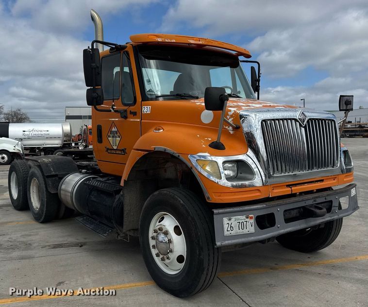 image for item DU3416 2005 International 7600 semi truck