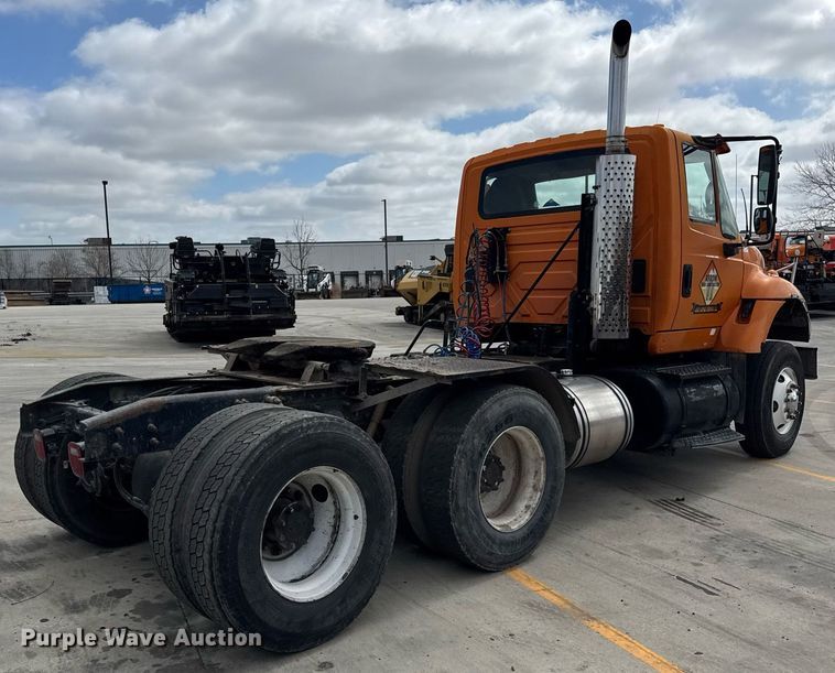 image for item DU3416 2005 International 7600 semi truck