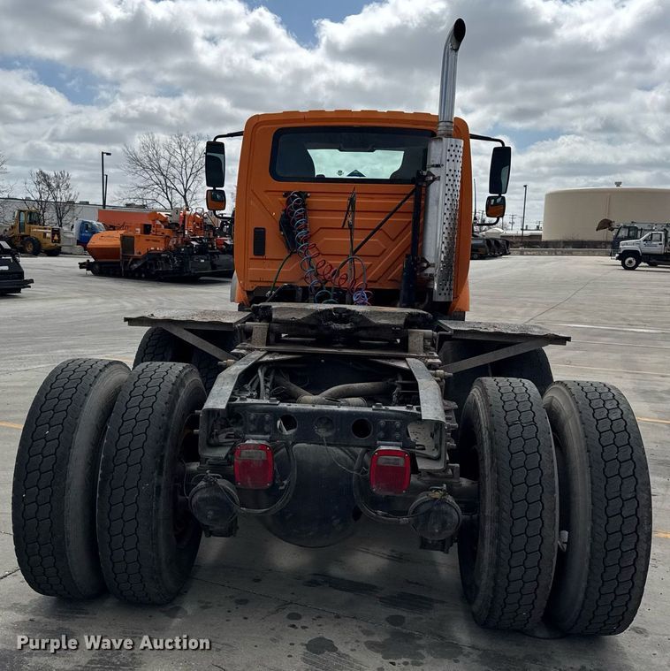 image for item DU3416 2005 International 7600 semi truck