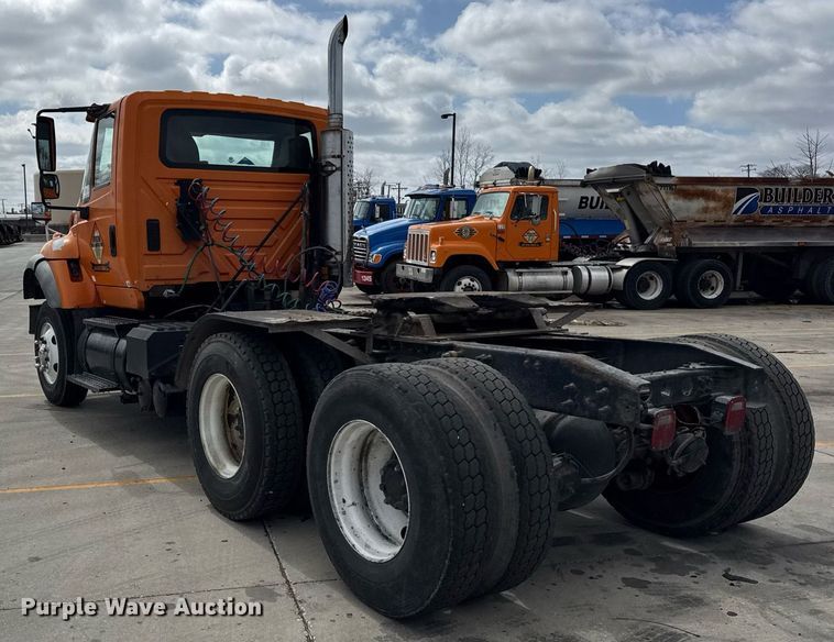 image for item DU3416 2005 International 7600 semi truck