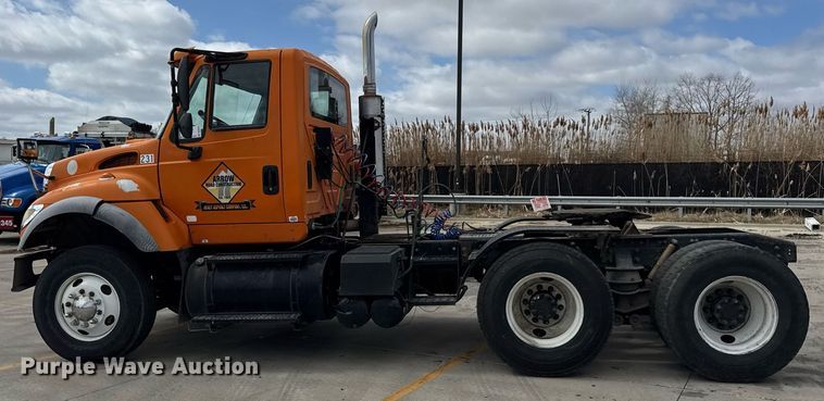 image for item DU3416 2005 International 7600 semi truck