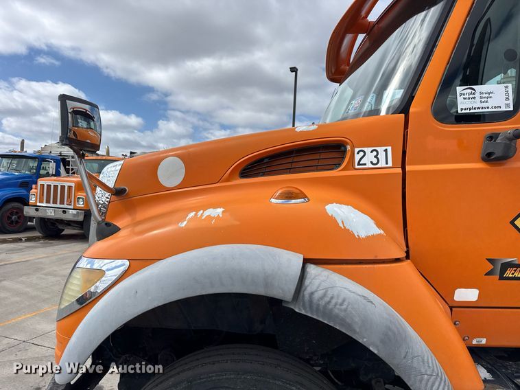 image for item DU3416 2005 International 7600 semi truck