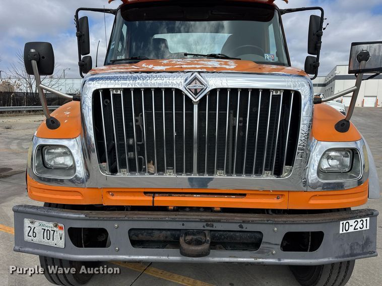 image for item DU3416 2005 International 7600 semi truck