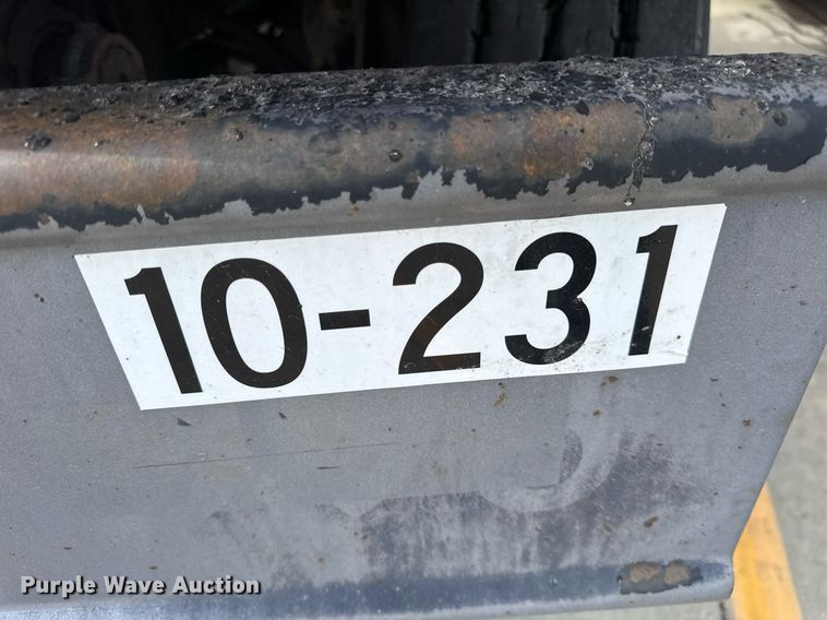 image for item DU3416 2005 International 7600 semi truck