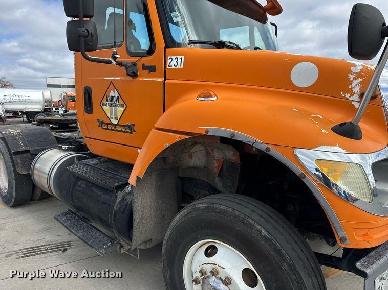 image for item DU3416 2005 International 7600 semi truck