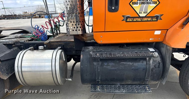 image for item DU3416 2005 International 7600 semi truck