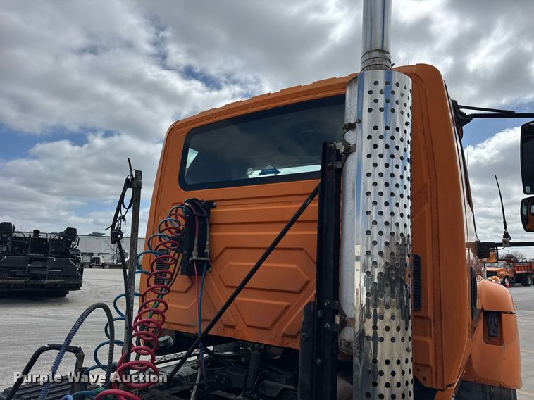 image for item DU3416 2005 International 7600 semi truck