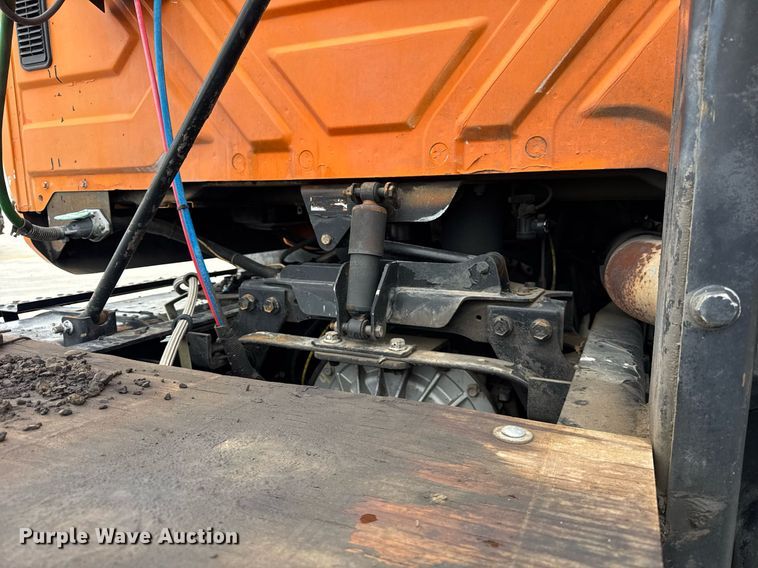 image for item DU3416 2005 International 7600 semi truck