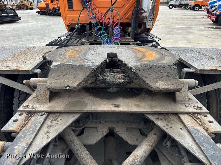 image for item DU3416 2005 International 7600 semi truck